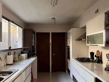 Se Vende Casa para remodelar, 5 dormitorios, Las Condes.