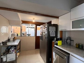 Se Vende Casa para remodelar, 5 dormitorios, Las Condes.