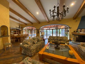 Impactante Residencia Estilo Colonial Mexicano en Hacienda de Vallescondido