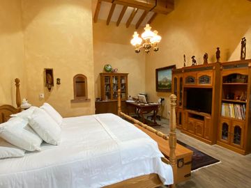 Impactante Residencia Estilo Colonial Mexicano en Hacienda de Vallescondido