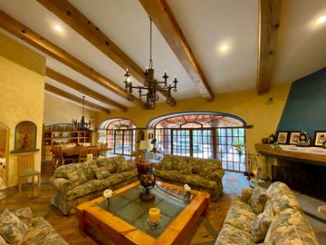 Impactante Residencia Estilo Colonial Mexicano en Hacienda de Vallescondido