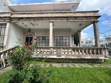 Casa ideal para notarías por la Minerva en venta