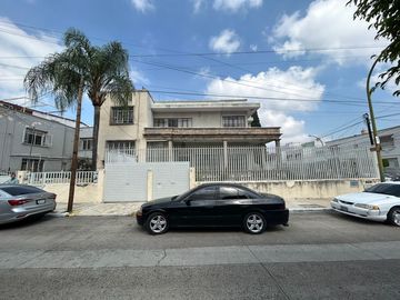 Casa ideal para notarías por la Minerva en venta
