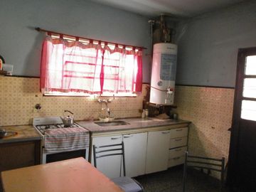 Casa de 3 ambientes con fondo - Castelar