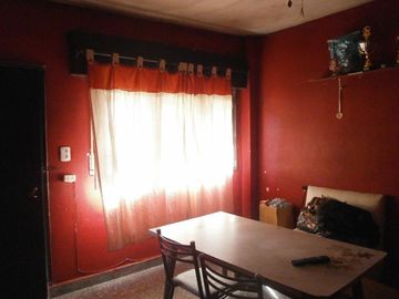 Casa de 3 ambientes con fondo - Castelar