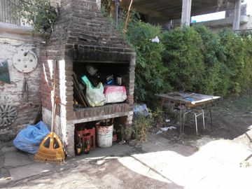 Casa de 3 ambientes con fondo - Castelar
