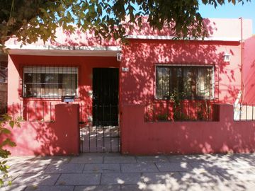 Casa de 3 ambientes con fondo - Castelar