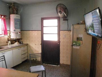 Casa de 3 ambientes con fondo - Castelar
