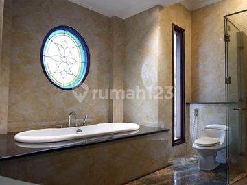 *FOR SALE, BURUAN LAGI TURUN HARGA*  Jual Rumah Mewah Lokasi Strategis di Perumahan Lebak Bulus Jaksel