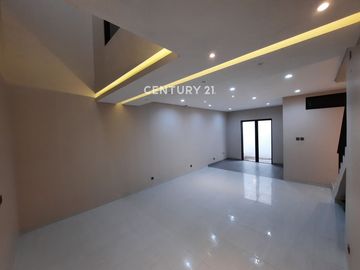 Rumah Ada Taman Belakang Di Graha Raya Gb 18097