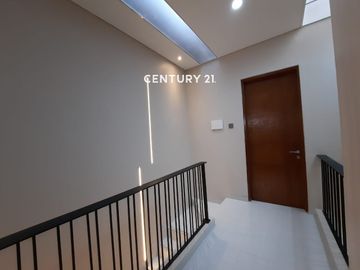 Rumah Ada Taman Belakang Di Graha Raya Gb 18097