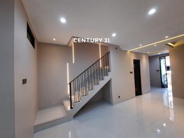 Rumah Ada Taman Belakang Di Graha Raya Gb 18097