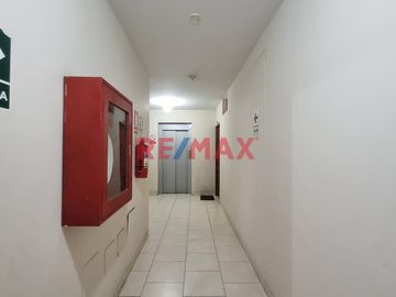 ¡Tu nuevo hogar te espera en la Urbanización Santa Victoria! 🏡✨  

📍Ubicación privilegiada
Descubre este acogedor departamento en el 2do piso con a