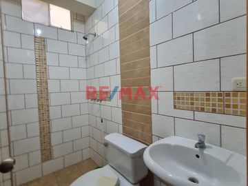 ¡Tu nuevo hogar te espera en la Urbanización Santa Victoria! 🏡✨  

📍Ubicación privilegiada
Descubre este acogedor departamento en el 2do piso con a