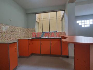 ¡Tu nuevo hogar te espera en la Urbanización Santa Victoria! 🏡✨  

📍Ubicación privilegiada
Descubre este acogedor departamento en el 2do piso con a