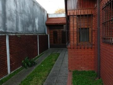 Amplio Chalet colonial en venta Quilmes Oeste 3 habitaciones