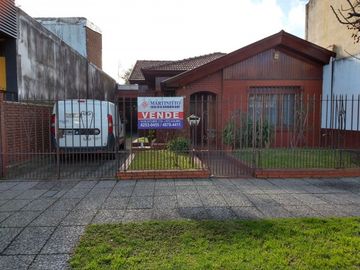 Amplio Chalet colonial en venta Quilmes Oeste 3 habitaciones
