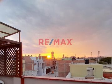 TENEMOS ÉSTA HERMOSA CASA EN EL BALNEARIO LAS DELICIAS, MOCHE, TRUJILLO, LA LIBERTAD.
ESTÁ UBICADA EN LA URBANIZACION SOL DE LAS DELICIAS II; A 5 MIN