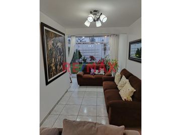 TENEMOS ÉSTA HERMOSA CASA EN EL BALNEARIO LAS DELICIAS, MOCHE, TRUJILLO, LA LIBERTAD.
ESTÁ UBICADA EN LA URBANIZACION SOL DE LAS DELICIAS II; A 5 MIN