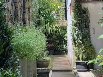Rumah Semi Furnished 3 Lantai Tanah Luas Di Dago Pakar Bandung