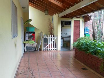 CASA EN LOTE PROPIO DE 3 AMBIENTES. SUP.10 mts X 44 mts2.