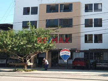 ¡Vive o invierte en una de las zonas más céntricas y seguras de Piura! Se vende bonito departamento en primer piso, con buenos acabados y dentro de un
