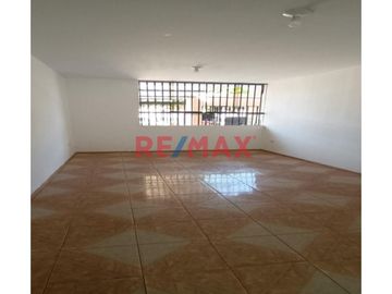 ¡Vive o invierte en una de las zonas más céntricas y seguras de Piura! Se vende bonito departamento en primer piso, con buenos acabados y dentro de un