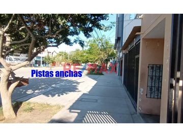 ¡Vive o invierte en una de las zonas más céntricas y seguras de Piura! Se vende bonito departamento en primer piso, con buenos acabados y dentro de un