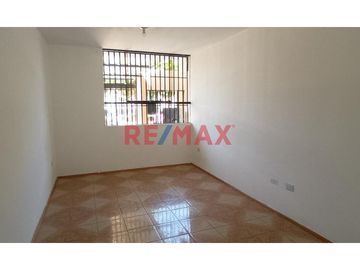 ¡Vive o invierte en una de las zonas más céntricas y seguras de Piura! Se vende bonito departamento en primer piso, con buenos acabados y dentro de un