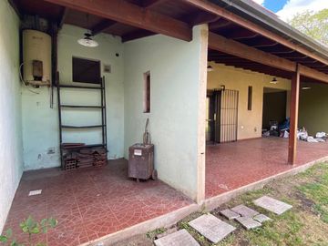 OPORTUNIDAD  Casa de 4 o más AMBIENTES ubicada a 200 metros de la Avenida Hipólito Yrigoyen