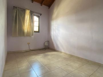 OPORTUNIDAD  Casa de 4 o más AMBIENTES ubicada a 200 metros de la Avenida Hipólito Yrigoyen