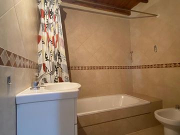 OPORTUNIDAD  Casa de 4 o más AMBIENTES ubicada a 200 metros de la Avenida Hipólito Yrigoyen