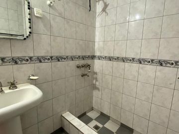 OPORTUNIDAD  Casa de 4 o más AMBIENTES ubicada a 200 metros de la Avenida Hipólito Yrigoyen
