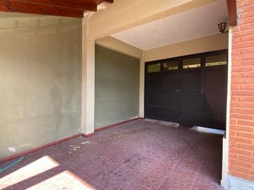 OPORTUNIDAD  Casa de 4 o más AMBIENTES ubicada a 200 metros de la Avenida Hipólito Yrigoyen