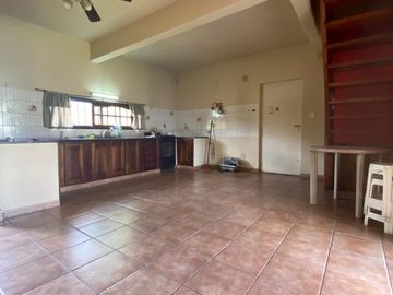 OPORTUNIDAD  Casa de 4 o más AMBIENTES ubicada a 200 metros de la Avenida Hipólito Yrigoyen