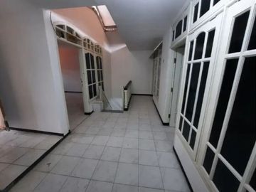 Rumah Tengah Kota Daerah Simokerto Dekat Pasar Kapasan