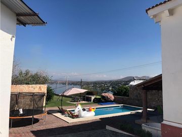 CASA EN VENTA CON VISTA AL LAGO 