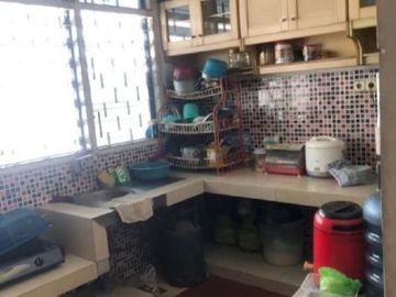 Tempat usaha nol jalan raya kenjeran, Strategis