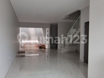 Rumah.baru Minimalis Di Sunrise, Jakarta Barat