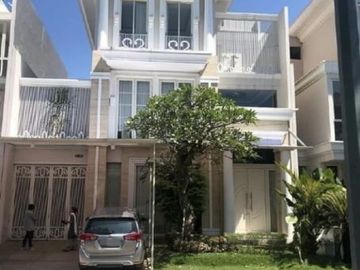 Rumah Mewah Pakuwon Indah Cluster Grand Embassy, Ada Private Lift
