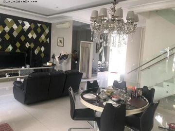 Rumah Mewah Pakuwon Indah Cluster Grand Embassy, Ada Private Lift