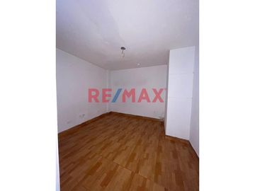 🔹 Casa como Terreno en Plena Avenida Gamarra
¡Perfecto para proyectos comerciales o residenciales en la zona remodelada de Chucuito!
🚀 Potencial Com