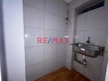 🔹 Casa como Terreno en Plena Avenida Gamarra
¡Perfecto para proyectos comerciales o residenciales en la zona remodelada de Chucuito!
🚀 Potencial Com