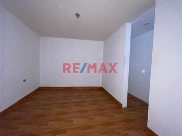 🔹 Casa como Terreno en Plena Avenida Gamarra
¡Perfecto para proyectos comerciales o residenciales en la zona remodelada de Chucuito!
🚀 Potencial Com