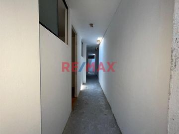 🔹 Casa como Terreno en Plena Avenida Gamarra
¡Perfecto para proyectos comerciales o residenciales en la zona remodelada de Chucuito!
🚀 Potencial Com