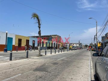 🔹 Casa como Terreno en Plena Avenida Gamarra
¡Perfecto para proyectos comerciales o residenciales en la zona remodelada de Chucuito!
🚀 Potencial Com