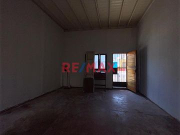 🔹 Casa como Terreno en Plena Avenida Gamarra
¡Perfecto para proyectos comerciales o residenciales en la zona remodelada de Chucuito!
🚀 Potencial Com