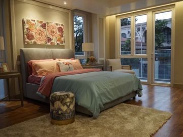 1st Class Townhome with Elevator for Sale in New Manila !