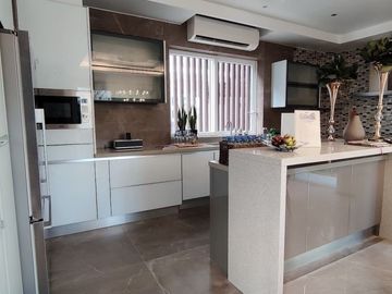 1st Class Townhome with Elevator for Sale in New Manila !