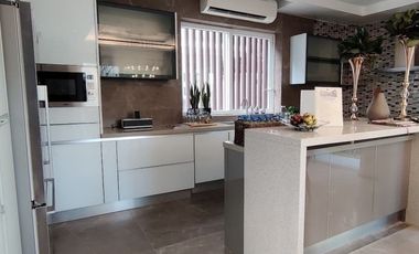 1st Class Townhome with Elevator for Sale in New Manila !